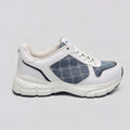 Nine West Tenis Moderno Blanco Estampado Azul Lengüeta y Lateral Suela Blanca | Photo Studio AI | 1