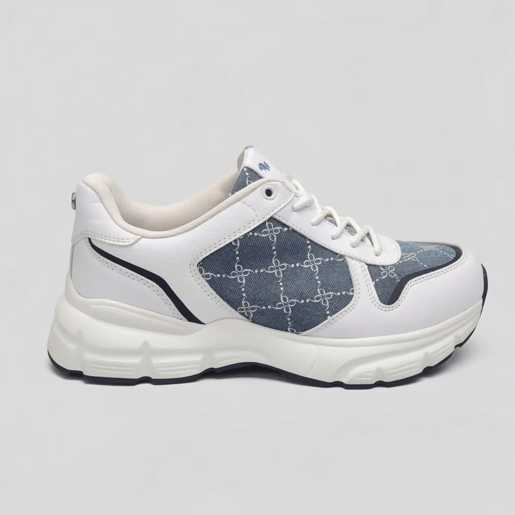 Nine West Tenis Moderno Blanco Estampado Azul Lengüeta y Lateral Suela Blanca | Photo Studio AI | 1
