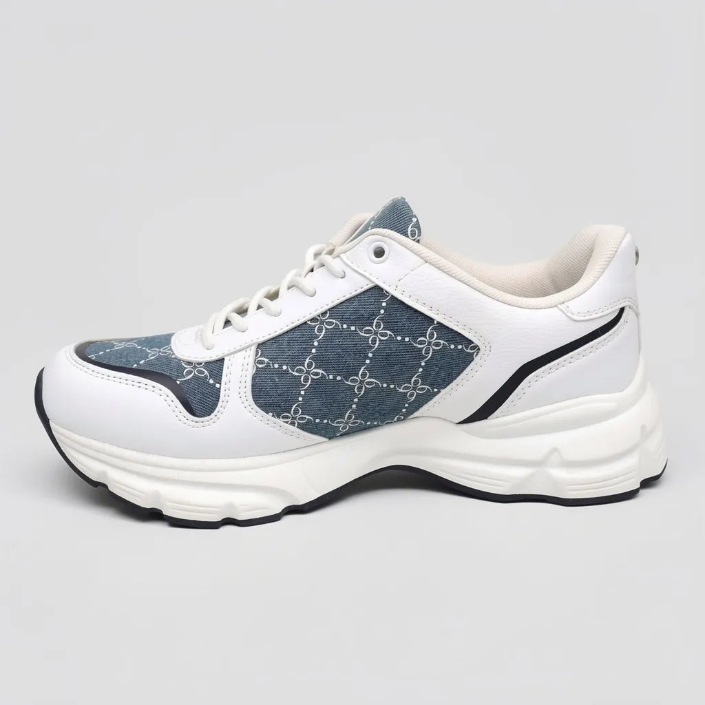 Nine West Tenis Moderno Blanco Estampado Azul Lengüeta y Lateral Suela Blanca | Photo Studio AI | 2