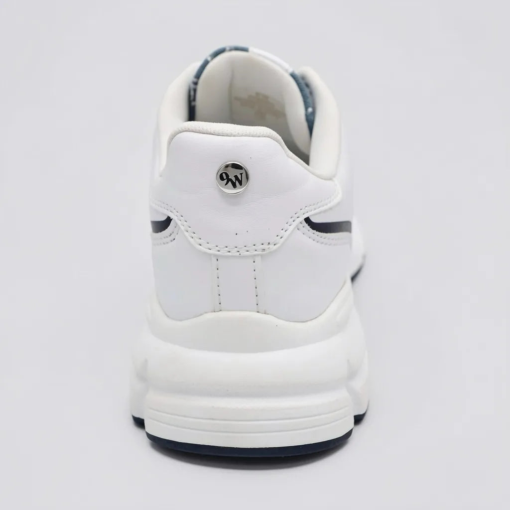 Nine West Tenis Moderno Blanco Estampado Azul Lengüeta y Lateral Suela Blanca | Photo Studio AI | 4