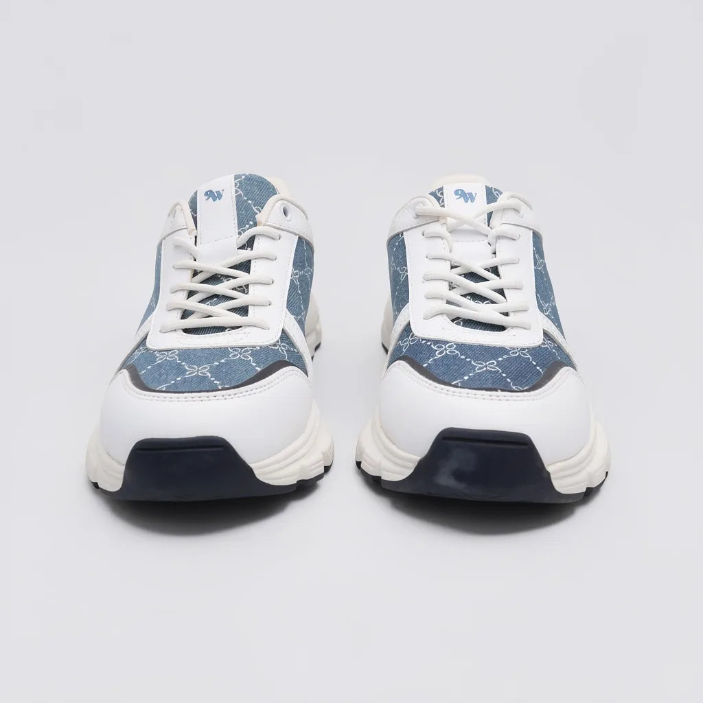 Nine West Tenis Moderno Blanco Estampado Azul Lengüeta y Lateral Suela Blanca | Photo Studio AI | 5