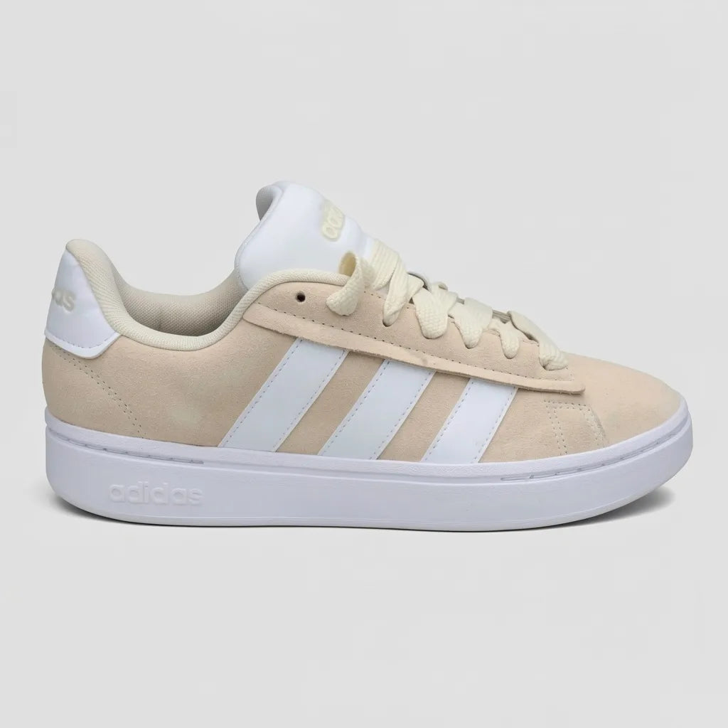 Adidas Tenis Urbano Crema Franjas / Lineas Cuero Blanco Lateral Suela Blanca | Photo Studio AI | 1