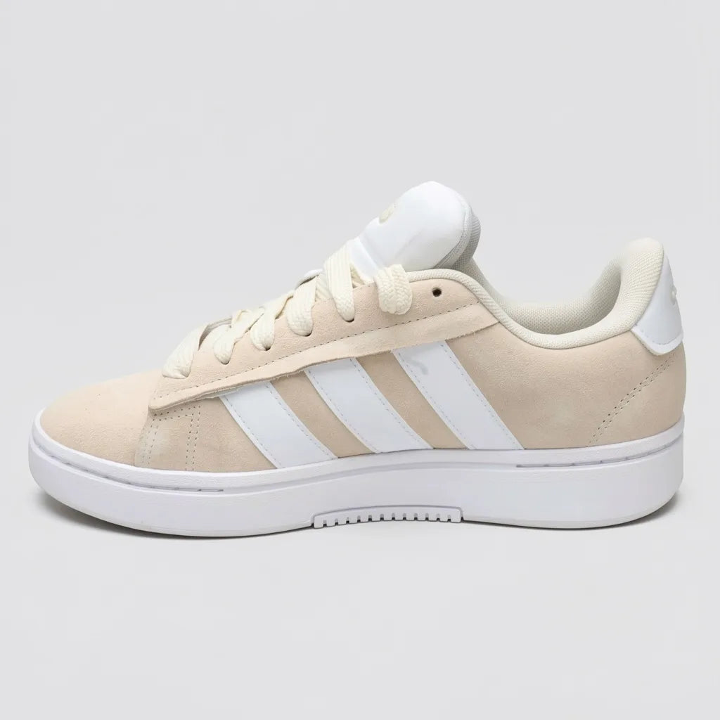 Adidas Tenis Urbano Crema Franjas / Lineas Cuero Blanco Lateral Suela Blanca | Photo Studio AI | 2