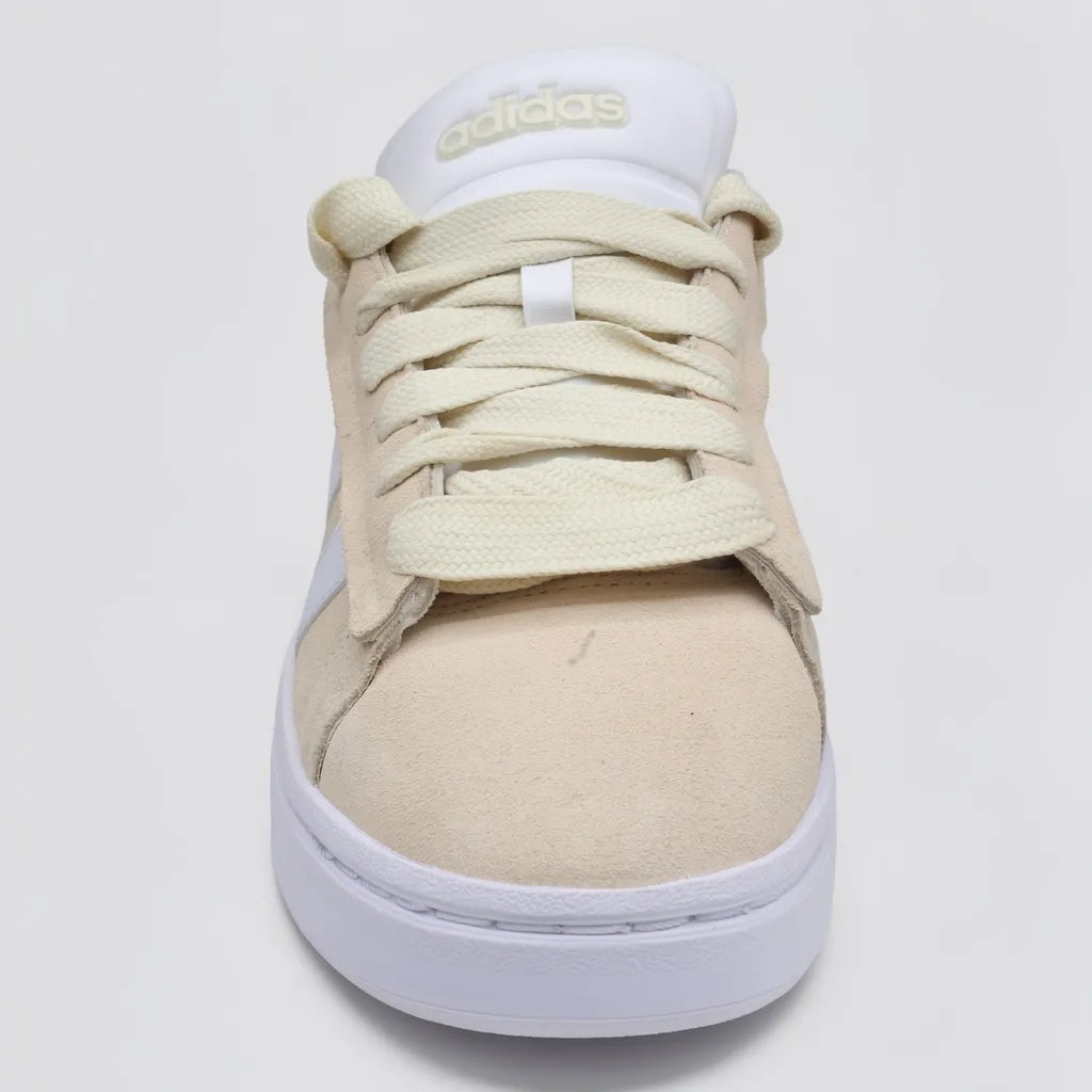 Adidas Tenis Urbano Crema Franjas / Lineas Cuero Blanco Lateral Suela Blanca | Photo Studio AI | 3