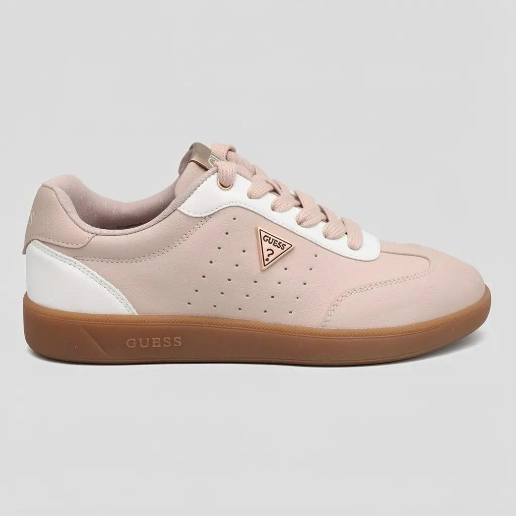 Guess Tenis Moderno Rosado Triángulo Guess Rose Gold Lateral Suela Café | Photo Studio AI | 1