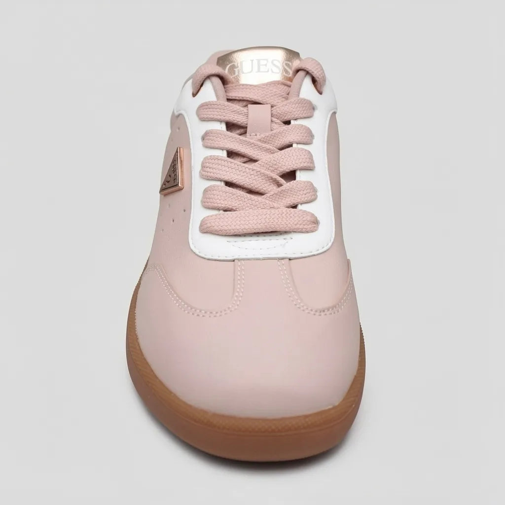 Guess Tenis Moderno Rosado Triángulo Guess Rose Gold Lateral Suela Café | Photo Studio AI | 3