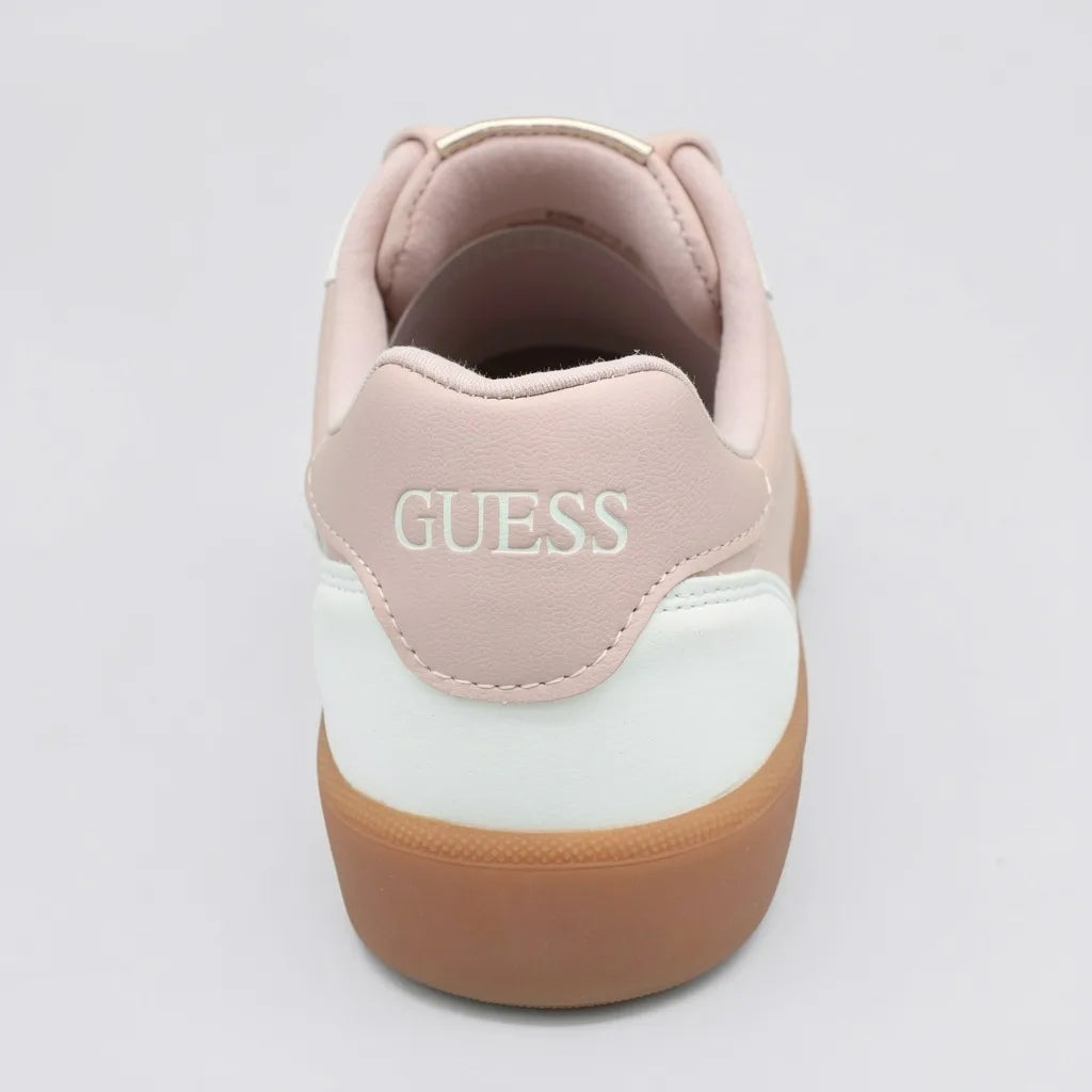 Guess Tenis Moderno Rosado Triángulo Guess Rose Gold Lateral Suela Café | Photo Studio AI | 4