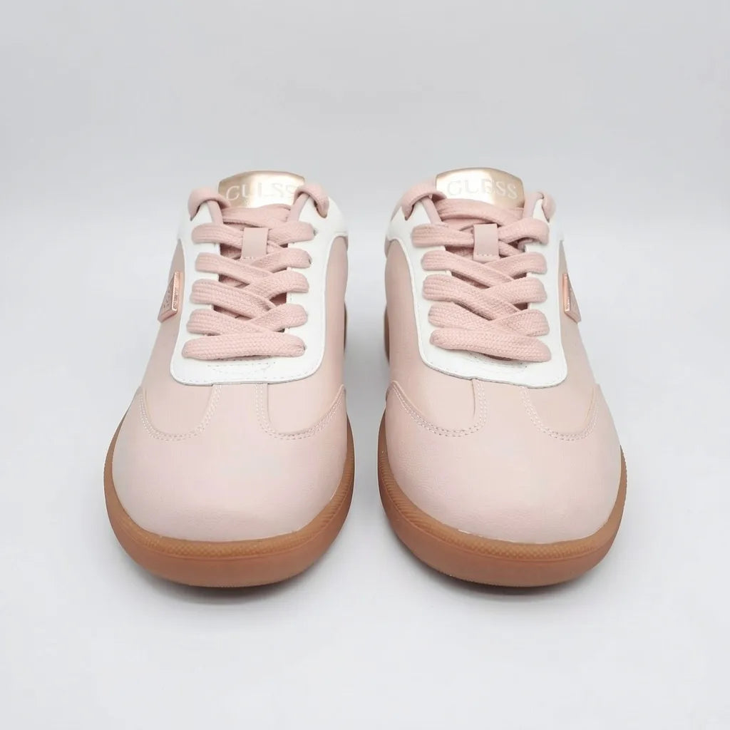 Guess Tenis Moderno Rosado Triángulo Guess Rose Gold Lateral Suela Café | Photo Studio AI | 5