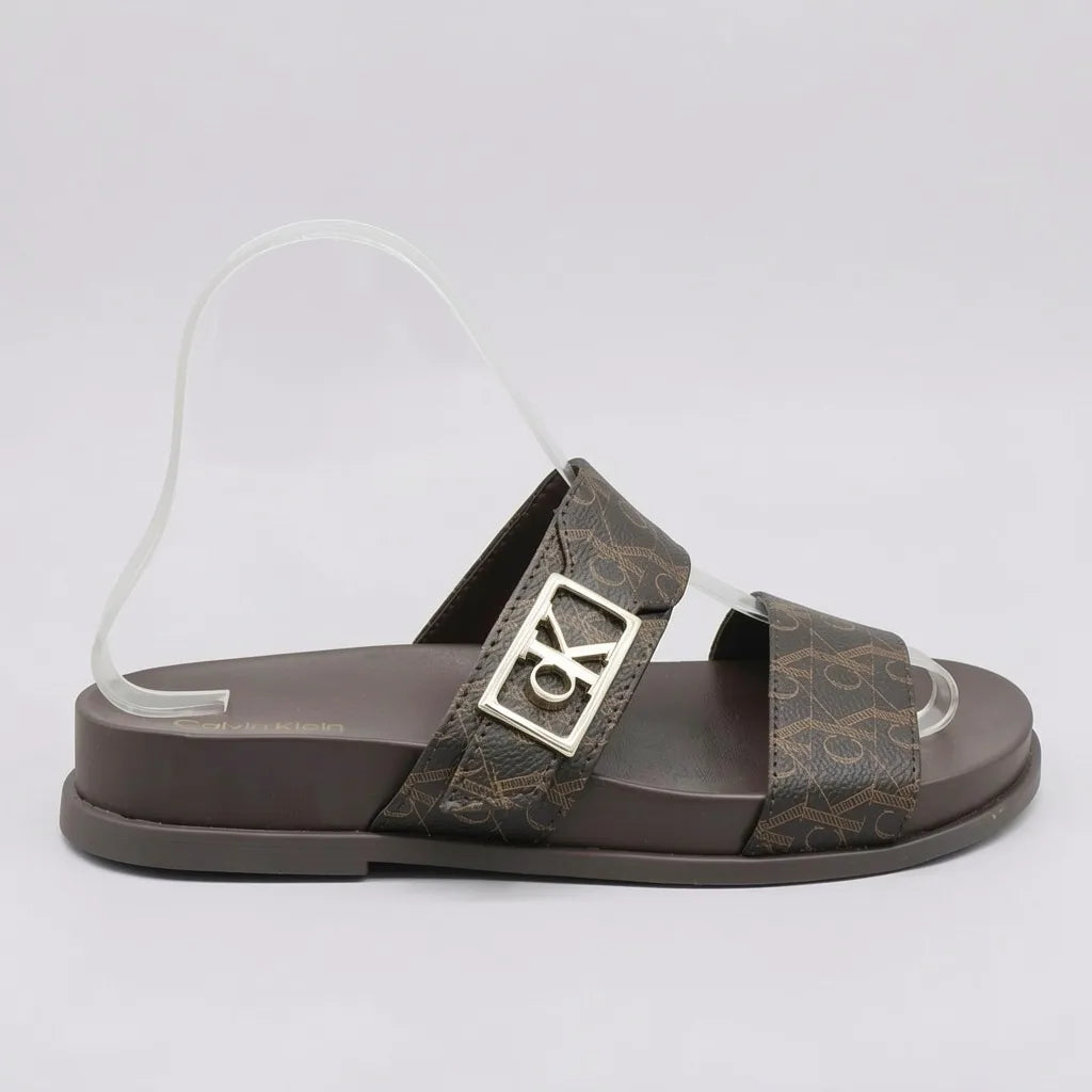 Calvin Klein Sandalia Tiras Café Oscuro Placa Dorado Lateral Suela Café | Photo Studio AI | 1