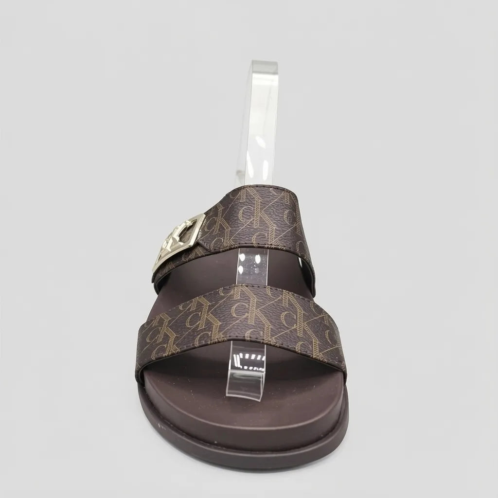 Calvin Klein Sandalia Tiras Café Oscuro Placa Dorado Lateral Suela Café | Photo Studio AI | 3