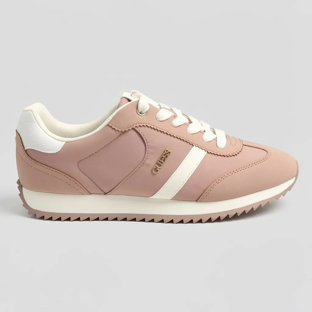 Guess Tenis Casual Palo Rosa Detalles Blanco/ Dorado Lateral, Lengüeta y talón Suela Blanco Hueso/ Rosado | Photo Studio AI | 1