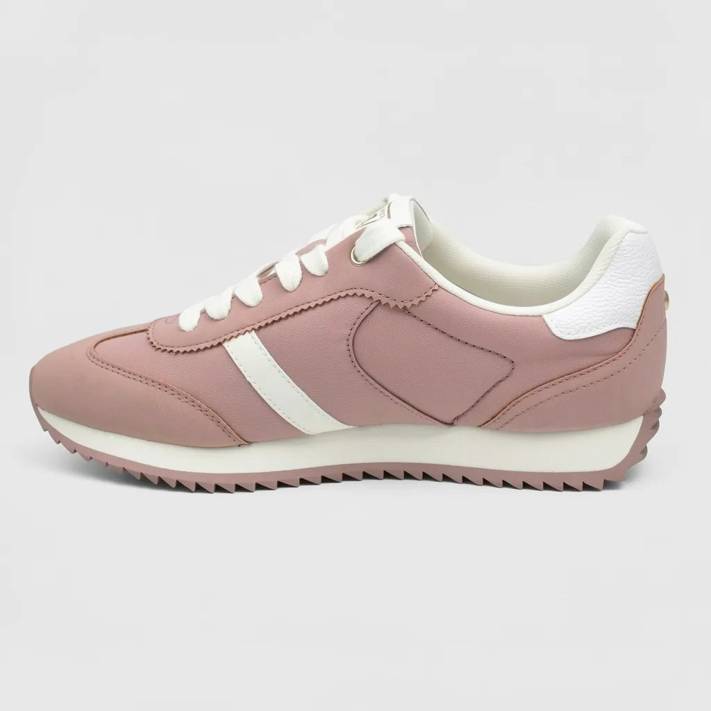 Guess Tenis Casual Palo Rosa Detalles Blanco/ Dorado Lateral, Lengüeta y talón Suela Blanco Hueso/ Rosado | Photo Studio AI | 2