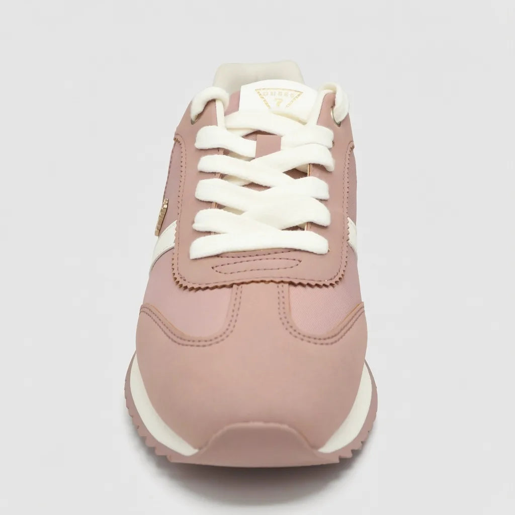 Guess Tenis Casual Palo Rosa Detalles Blanco/ Dorado Lateral, Lengüeta y talón Suela Blanco Hueso/ Rosado | Photo Studio AI | 3
