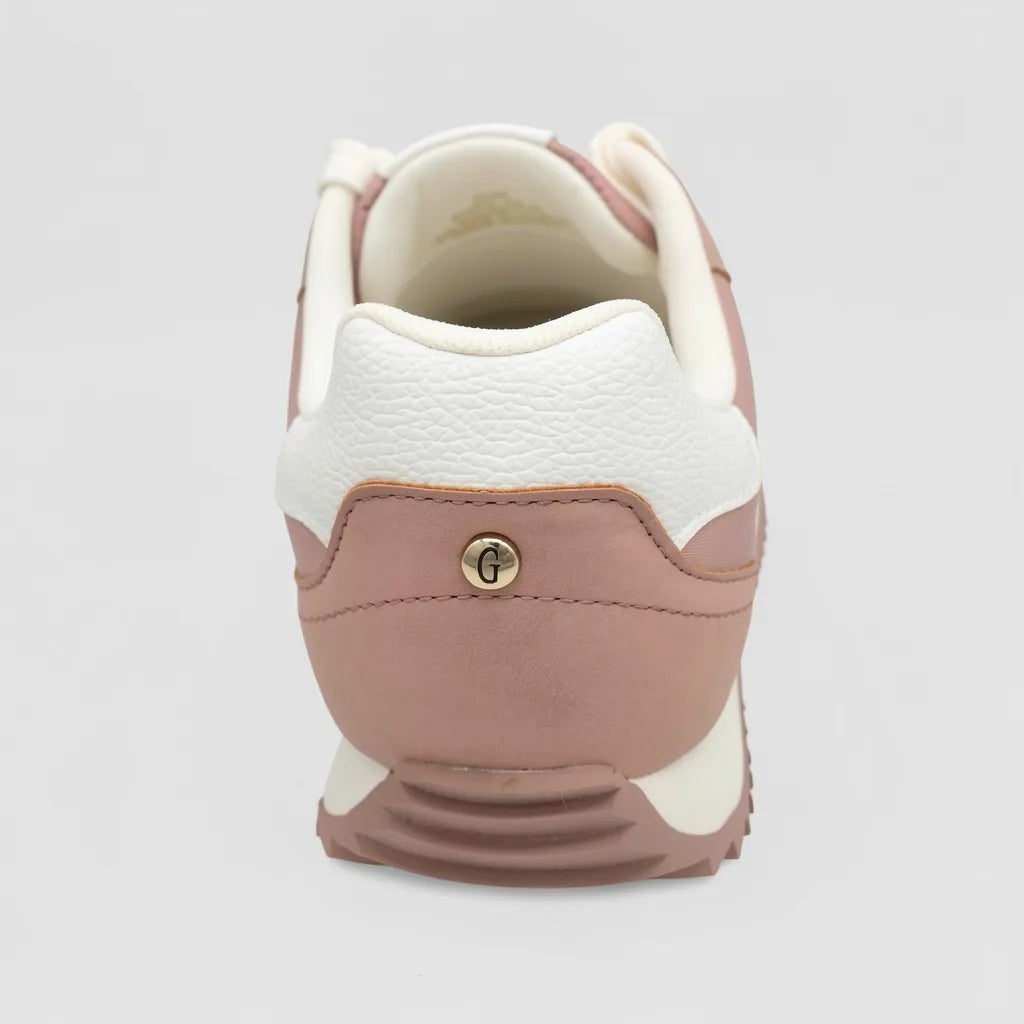 Guess Tenis Casual Palo Rosa Detalles Blanco/ Dorado Lateral, Lengüeta y talón Suela Blanco Hueso/ Rosado | Photo Studio AI | 4