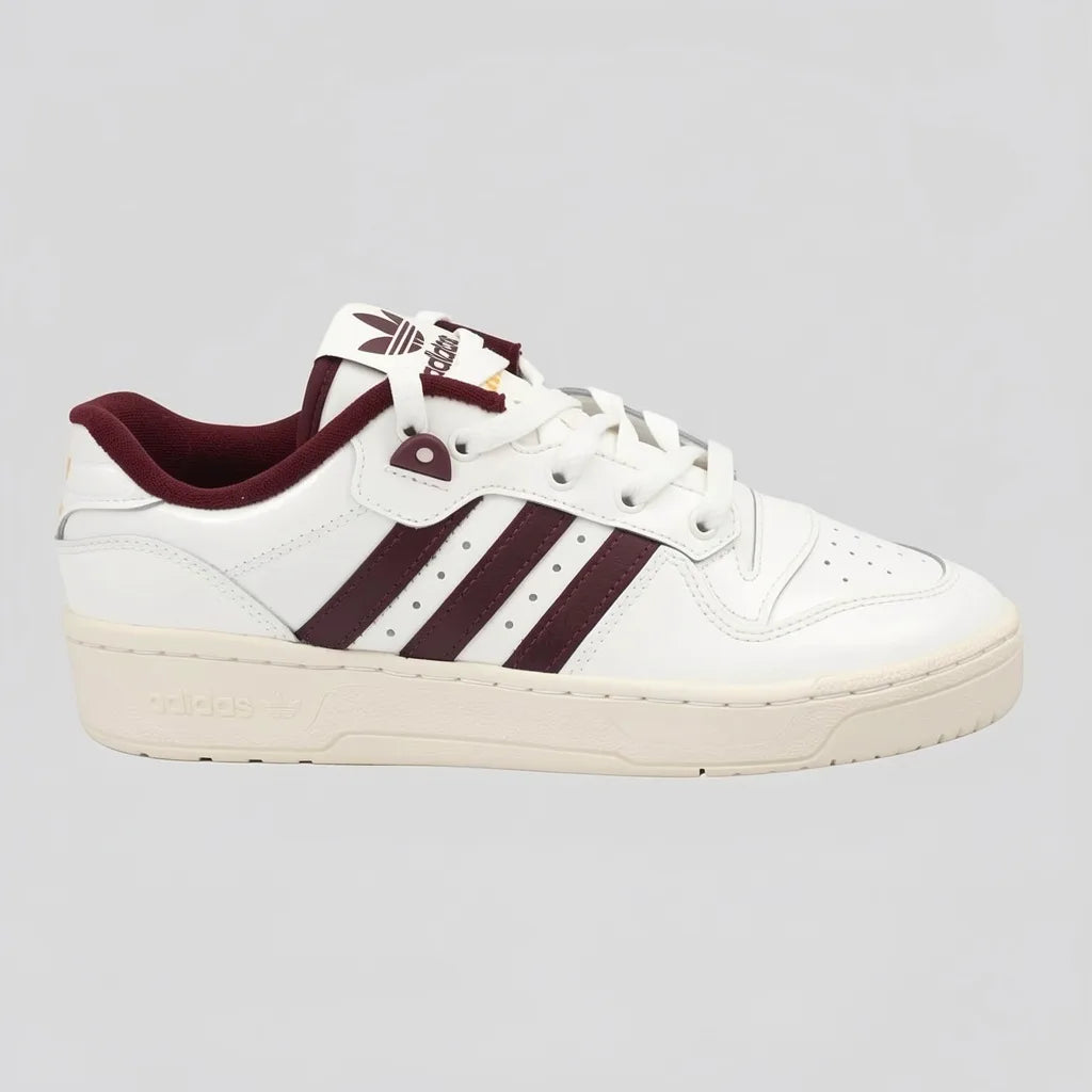 Adidas Tenis Urbano Blanco hueso Franjas / Lineas Corinto Lateral Suela Blanco Hueso | Photo Studio AI | 1