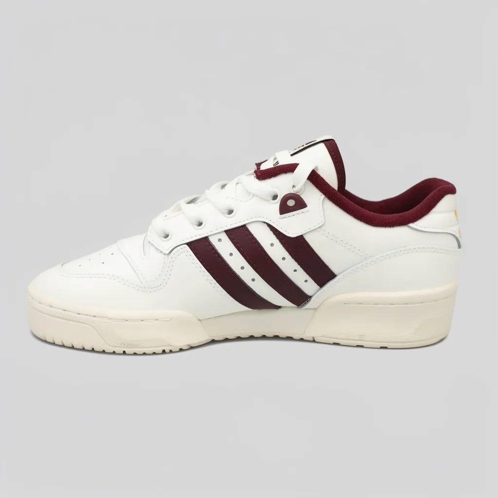 Adidas Tenis Urbano Blanco hueso Franjas / Lineas Corinto Lateral Suela Blanco Hueso | Photo Studio AI | 2