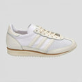 Adidas Tenis Retro Blanco Detalles Crema Lengüeta, cintas, lateral y talón Suela Blanca/ café | Photo Studio AI | 1