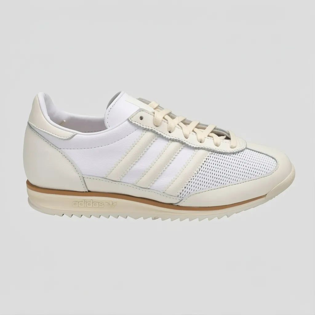 Adidas Tenis Retro Blanco Detalles Crema Lengüeta, cintas, lateral y talón Suela Blanca/ café | Photo Studio AI | 1