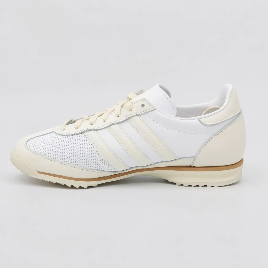 Adidas Tenis Retro Blanco Detalles Crema Lengüeta, cintas, lateral y talón Suela Blanca/ café | Photo Studio AI | 2