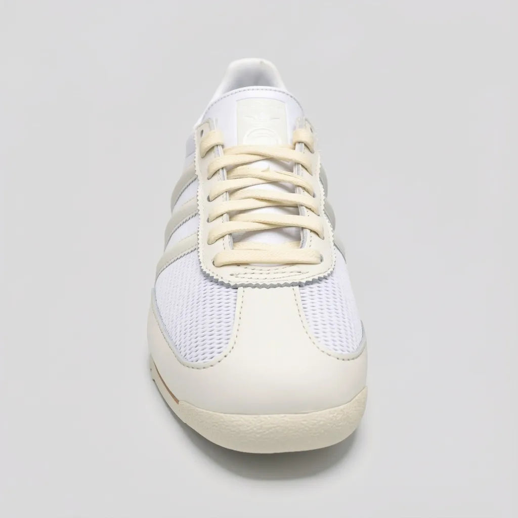 Adidas Tenis Retro Blanco Detalles Crema Lengüeta, cintas, lateral y talón Suela Blanca/ café | Photo Studio AI | 3