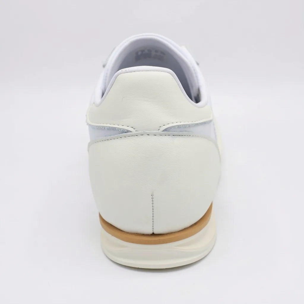 Adidas Tenis Retro Blanco Detalles Crema Lengüeta, cintas, lateral y talón Suela Blanca/ café | Photo Studio AI | 4