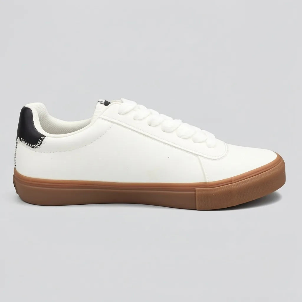 Aeropostal Tenis Minimal Blanco hueso Logo Negro Lateral Suela Café Claro | Photo Studio AI | 1