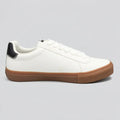 Aeropostal Tenis Minimal Blanco hueso Logo Negro Lateral Suela Café Claro | Photo Studio AI | 1