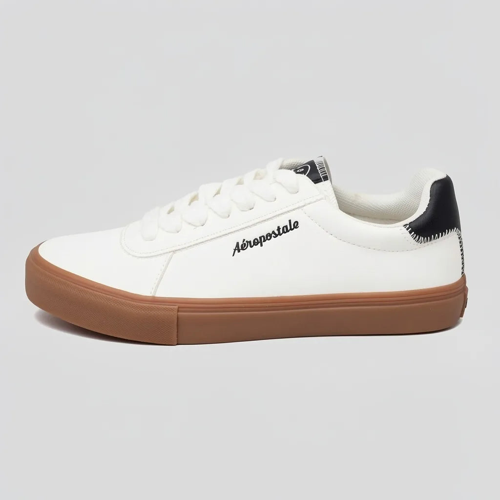 Aeropostal Tenis Minimal Blanco hueso Logo Negro Lateral Suela Café Claro | Photo Studio AI | 2