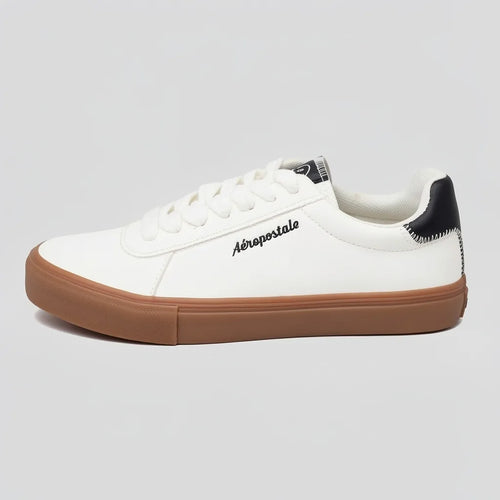 Aeropostal Tenis Minimal Blanco hueso Logo Negro Lateral Suela Café Claro | Photo Studio AI | 2