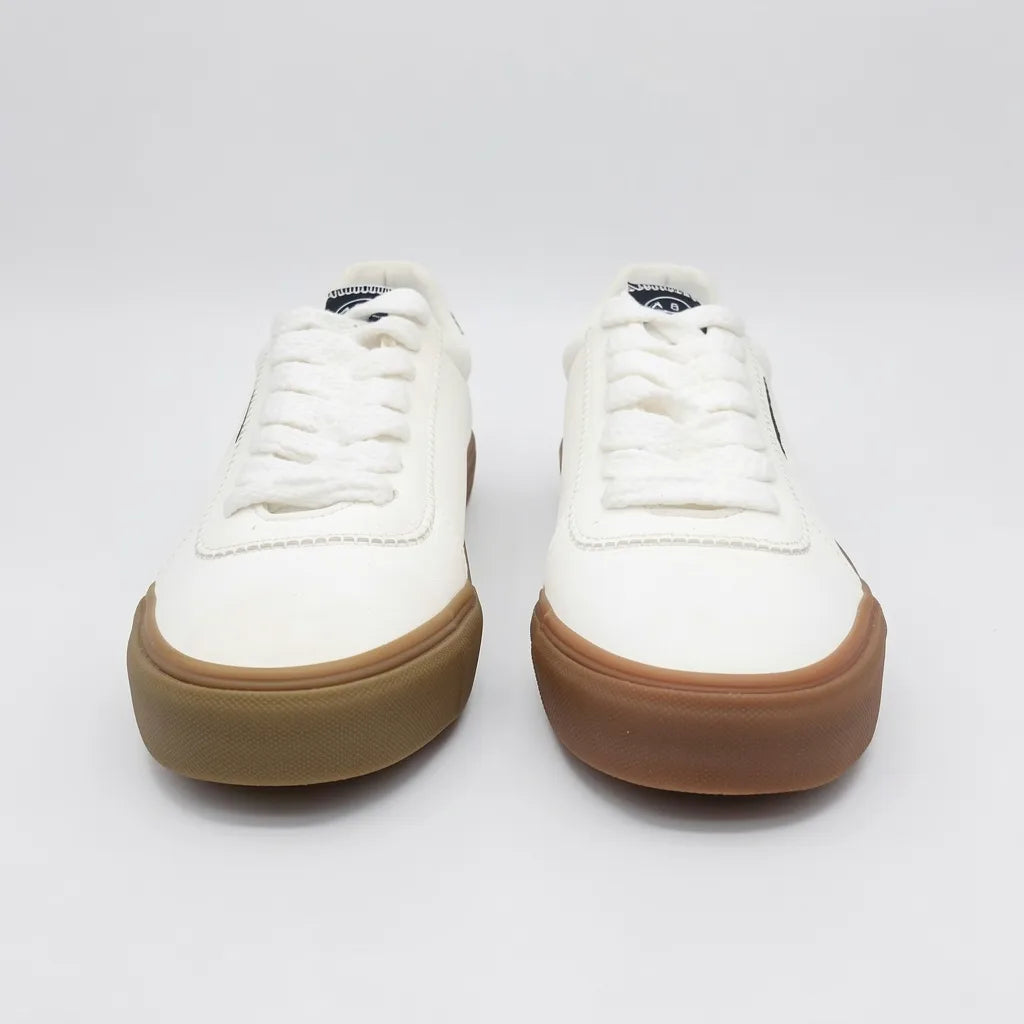 Aeropostal Tenis Minimal Blanco hueso Logo Negro Lateral Suela Café Claro | Photo Studio AI | 5
