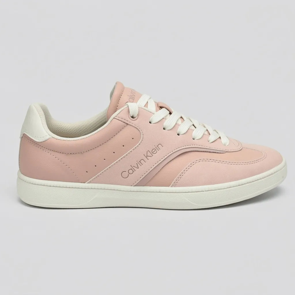 Calvin Klein Tenis Casual Rosado Detalles Cuero Blanco Talón Suela Blanco Hueso | Photo Studio AI | 1
