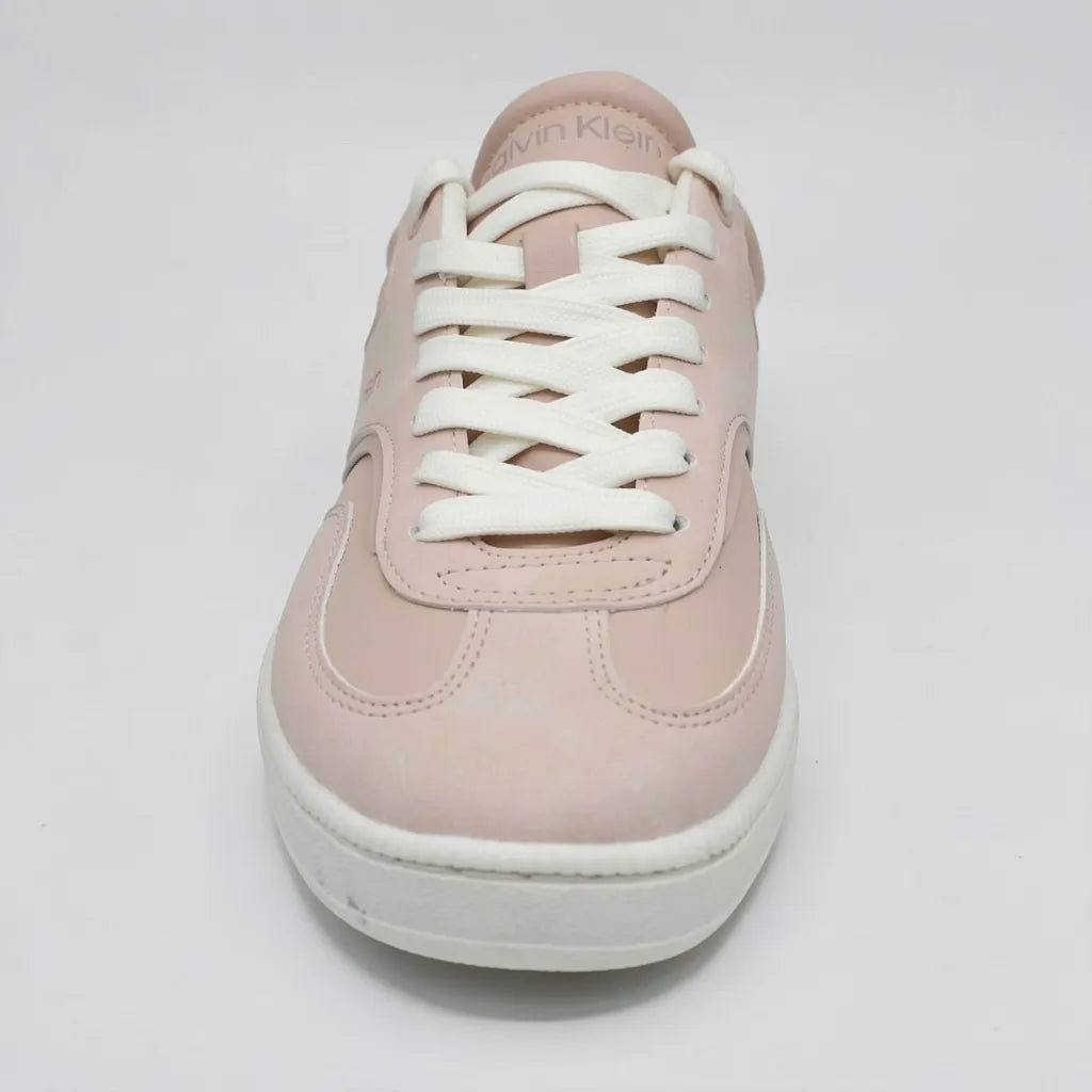 Calvin Klein Tenis Casual Rosado Detalles Cuero Blanco Talón Suela Blanco Hueso | Photo Studio AI | 3