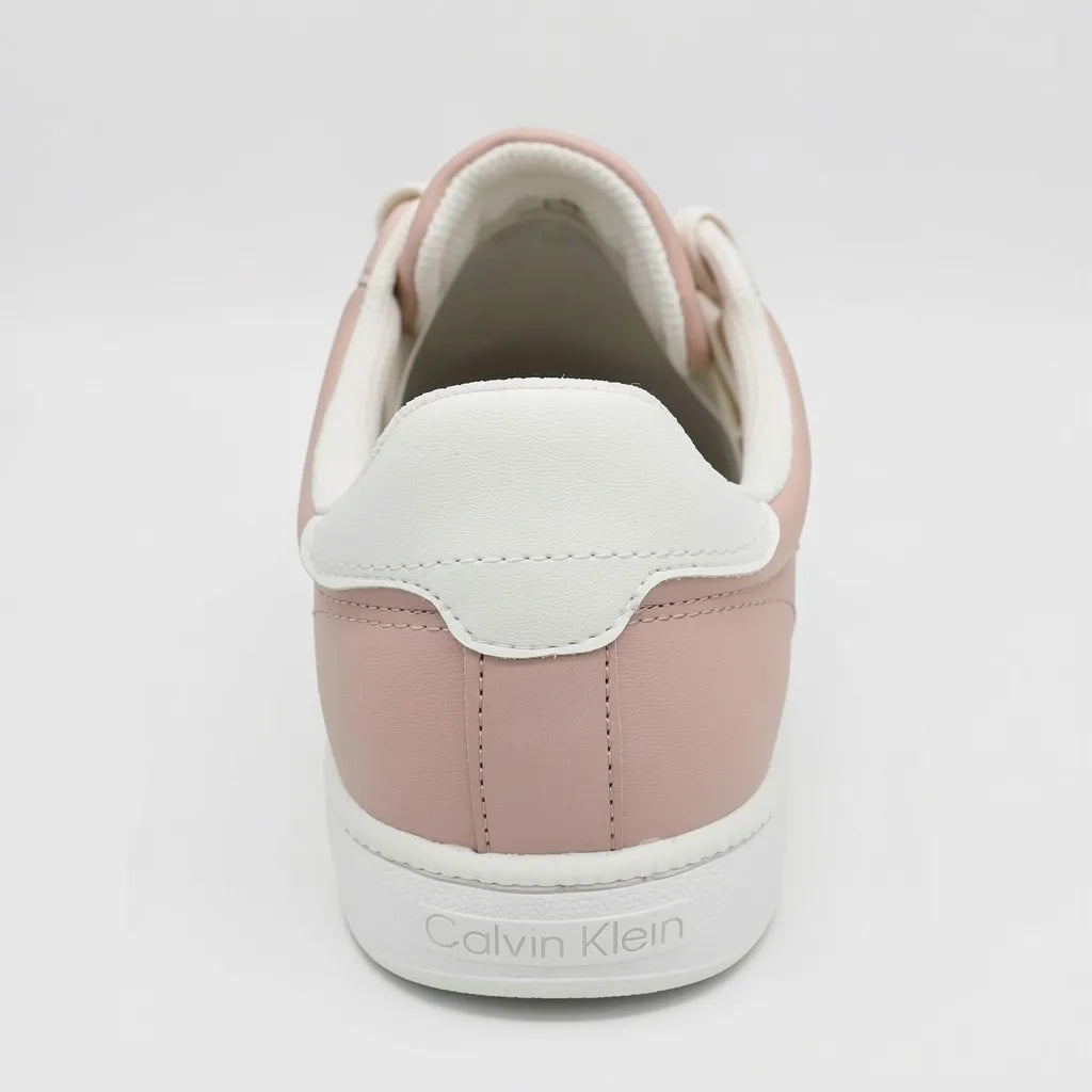 Calvin Klein Tenis Casual Rosado Detalles Cuero Blanco Talón Suela Blanco Hueso | Photo Studio AI | 4