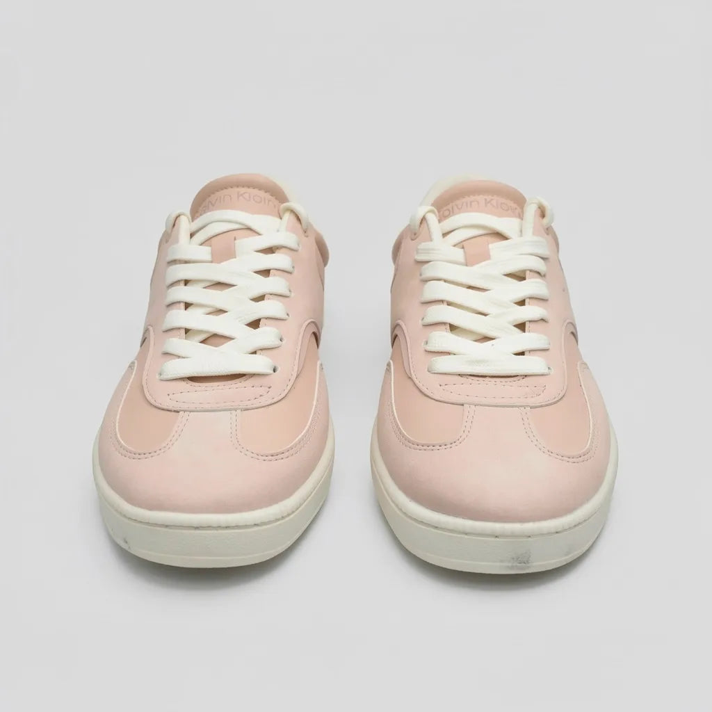 Calvin Klein Tenis Casual Rosado Detalles Cuero Blanco Talón Suela Blanco Hueso | Photo Studio AI | 5