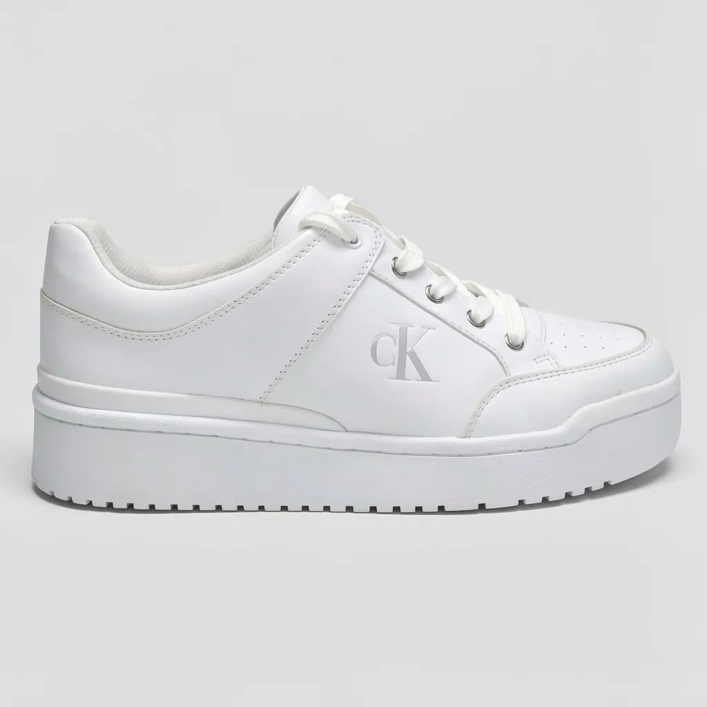 Calvin Klein Tenis Plataforma Blanco CK  Plateado Lateral Suela Blanca | Photo Studio AI | 1