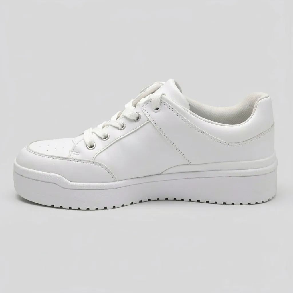Calvin Klein Tenis Plataforma Blanco CK  Plateado Lateral Suela Blanca | Photo Studio AI | 2