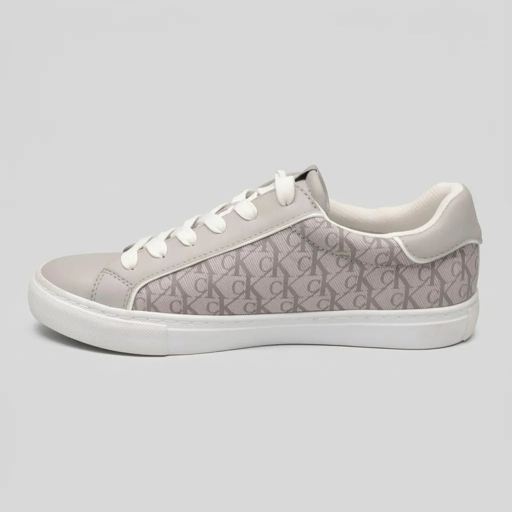 Calvin Klein Tenis Moderno Gris Claro Diseño CK Gris Lateral y Talón Suela Blanca | Photo Studio AI | 1
