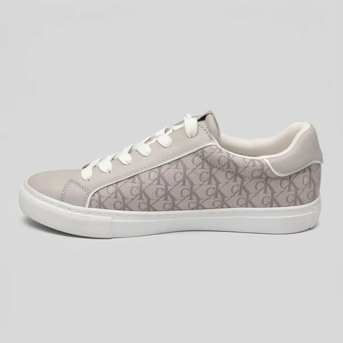 Calvin Klein Tenis Moderno Gris Claro Diseño CK Gris Lateral y Talón Suela Blanca | Photo Studio AI | 1