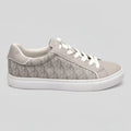 Calvin Klein Tenis Moderno Gris Claro Diseño CK Gris Lateral y Talón Suela Blanca | Photo Studio AI | 2