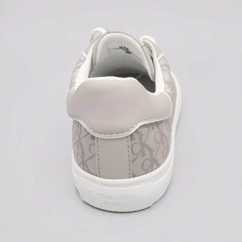 Calvin Klein Tenis Moderno Gris Claro Diseño CK Gris Lateral y Talón Suela Blanca | Photo Studio AI | 4