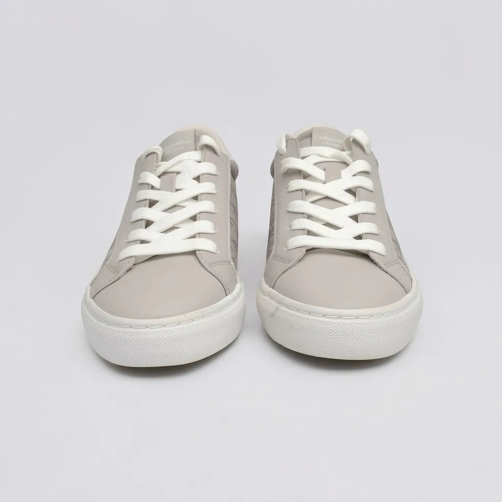 Calvin Klein Tenis Moderno Gris Claro Diseño CK Gris Lateral y Talón Suela Blanca | Photo Studio AI | 5