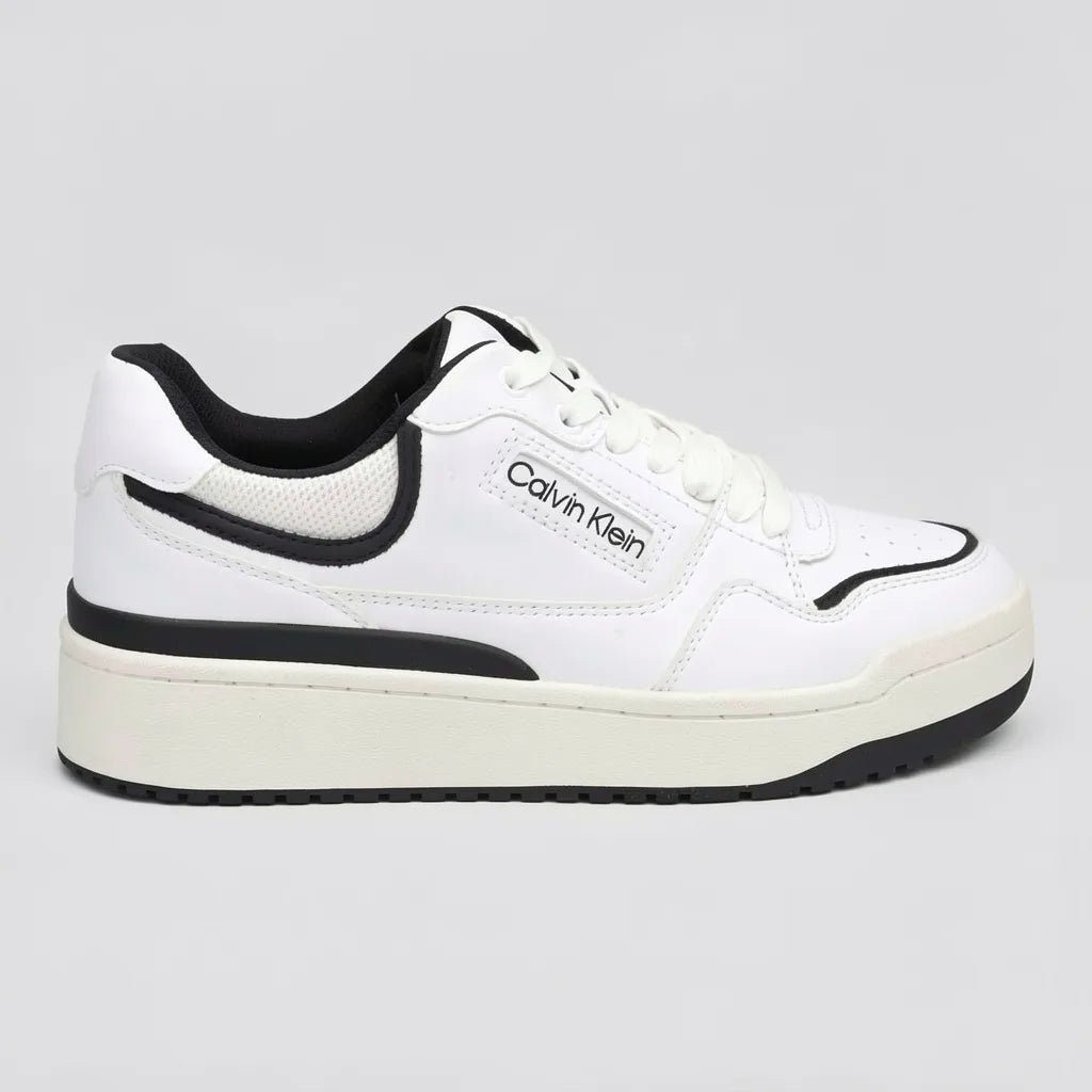 Calvin Klein Tenis Plataforma Blanco Detalles Negro Punta, lateral y talón Suela Blanco Hueso/ Negro | Photo Studio AI | 2