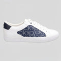 Calvin Klein Tenis Moderno Blanco Diseño CK Azul Lateral Suela Blanca | Photo Studio AI | 1