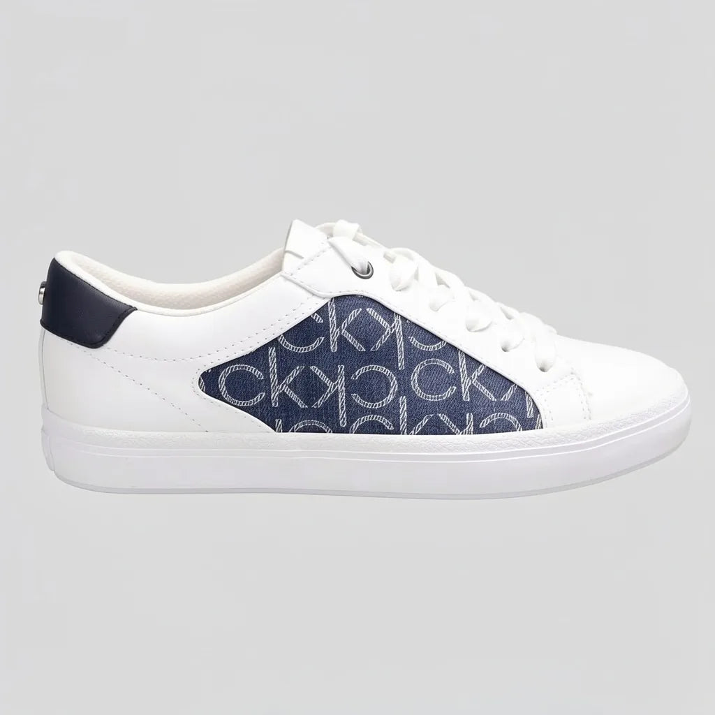 Calvin Klein Tenis Moderno Blanco Diseño CK Azul Lateral Suela Blanca | Photo Studio AI | 1
