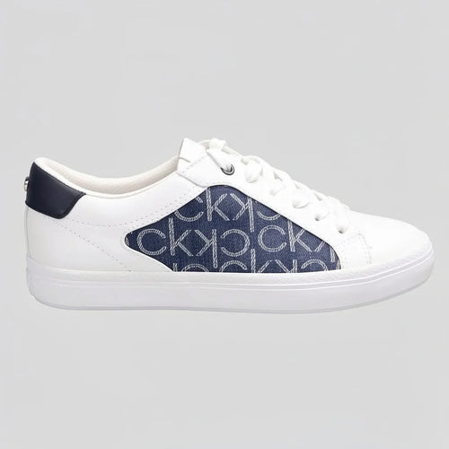 Calvin Klein Tenis Moderno Blanco Diseño CK Azul Lateral Suela Blanca | Photo Studio AI | 1