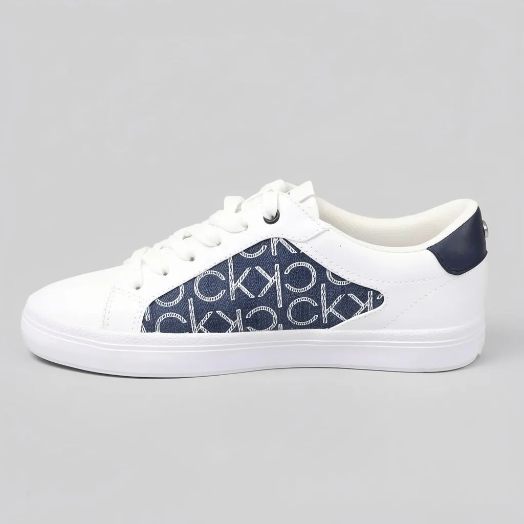Calvin Klein Tenis Moderno Blanco Diseño CK Azul Lateral Suela Blanca | Photo Studio AI | 2