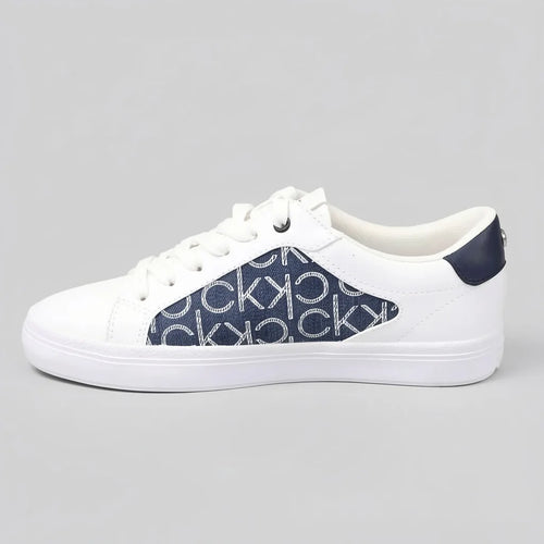 Calvin Klein Tenis Moderno Blanco Diseño CK Azul Lateral Suela Blanca | Photo Studio AI | 2
