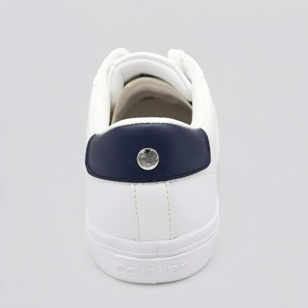 Calvin Klein Tenis Moderno Blanco Diseño CK Azul Lateral Suela Blanca | Photo Studio AI | 3