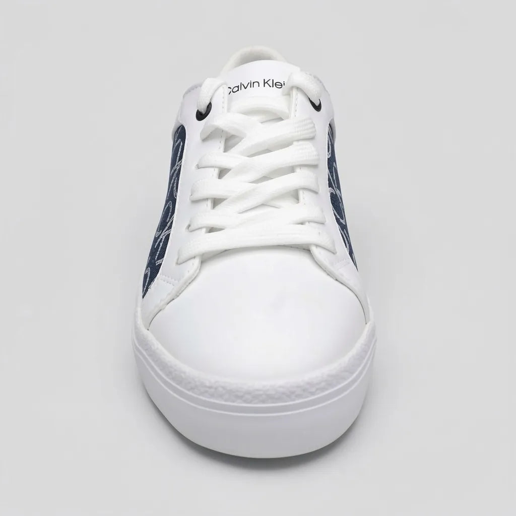 Calvin Klein Tenis Moderno Blanco Diseño CK Azul Lateral Suela Blanca | Photo Studio AI | 4