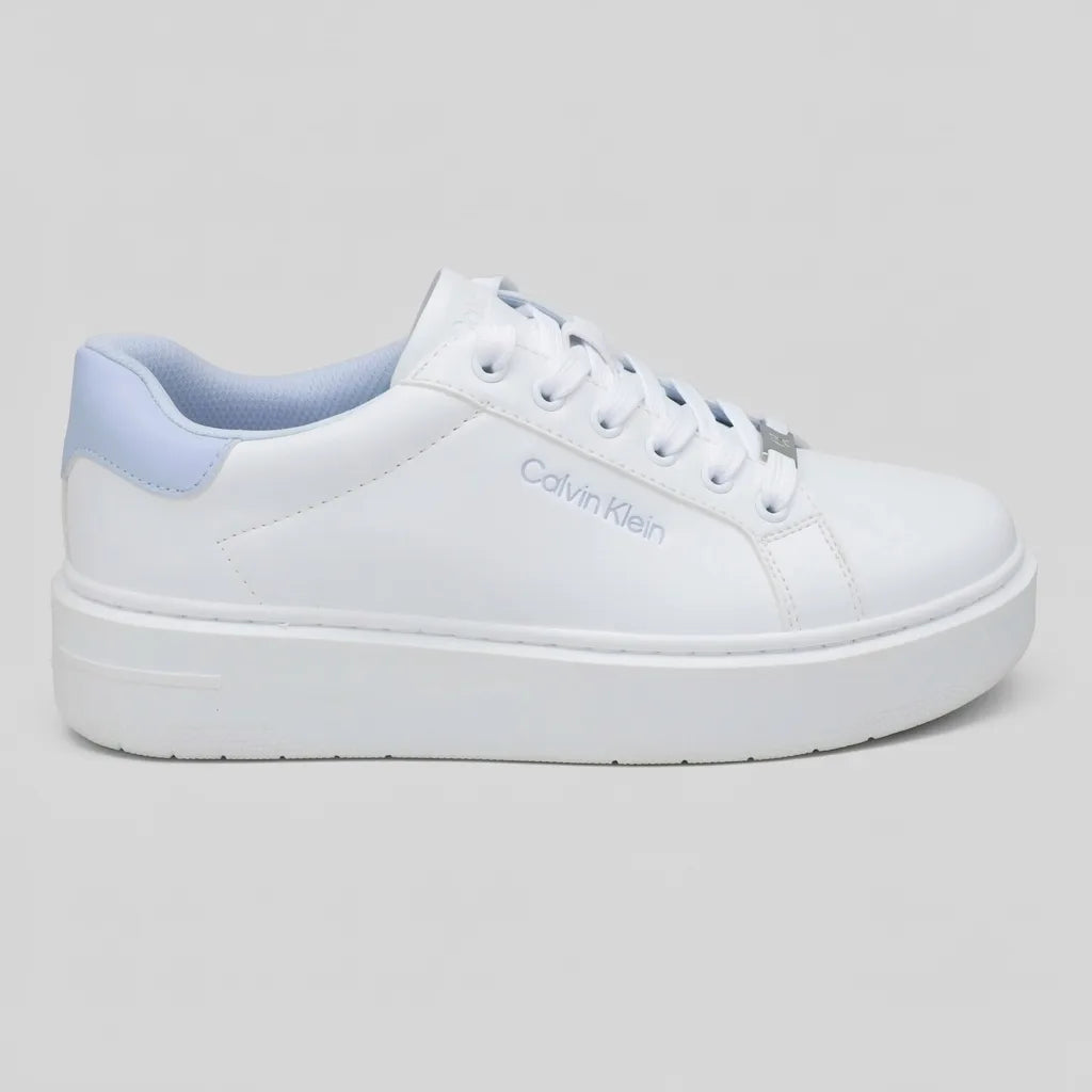 Calvin Klein Tenis Plataforma Blanco Detalles Celeste Cuello Externo Suela Blanca | Photo Studio AI | 1